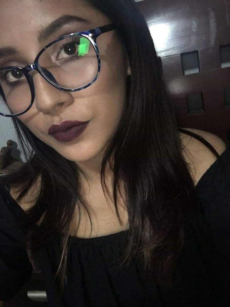 Pack De Cristina Chan Jovencita Con Lentes Se Muestra Completamente